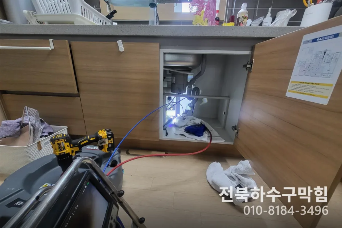 군산시 신풍동 에어컨배관세척 전문 장비 투입 작업 중 (에어컨청소)