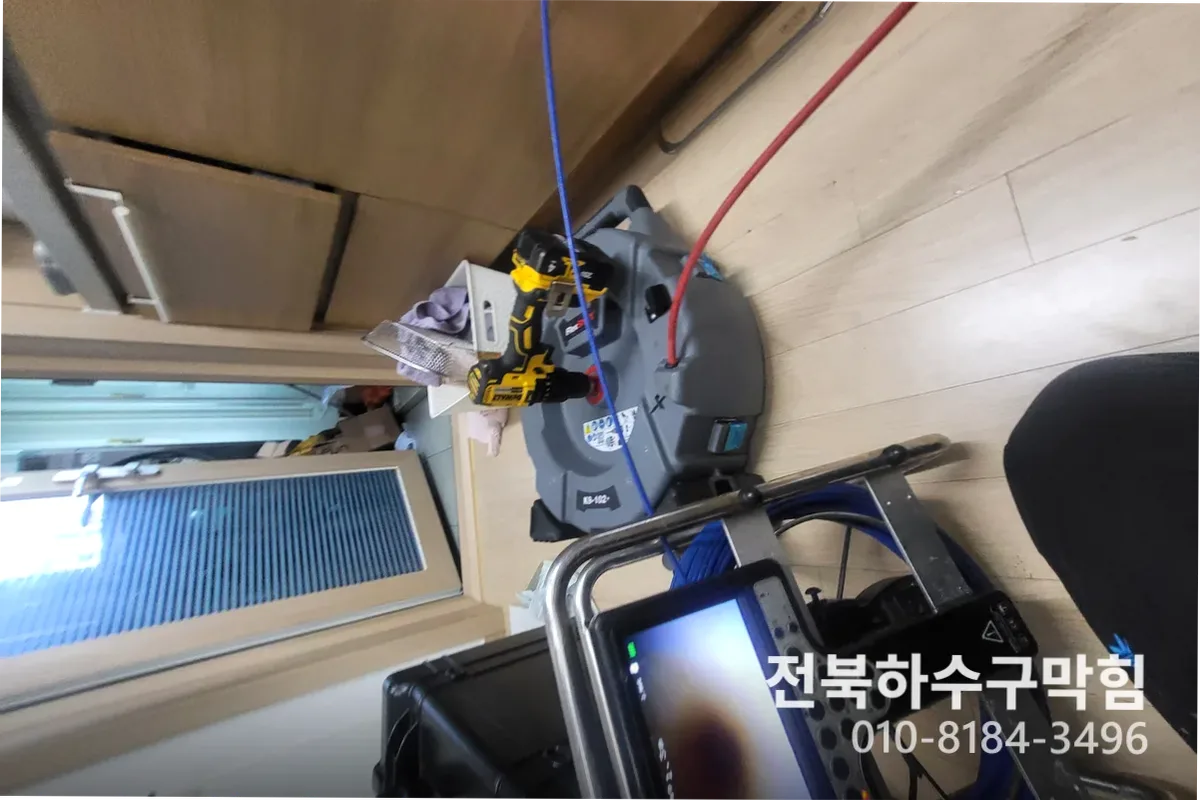 군산시 신풍동 에어컨배관세척 작업 완료 후 정상 배수 확인 (에어컨청소)