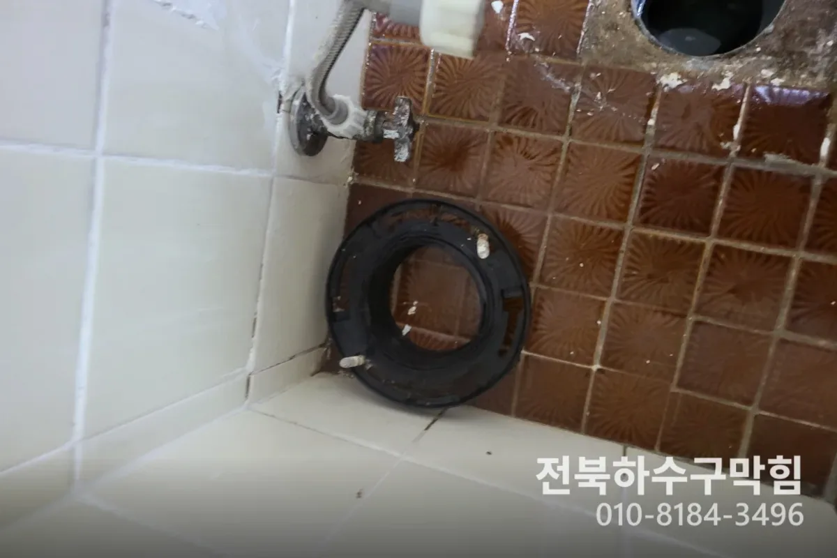 전주시 삼천동 에어컨배관세척 작업 완료 후 정상 배수 확인 (7배)