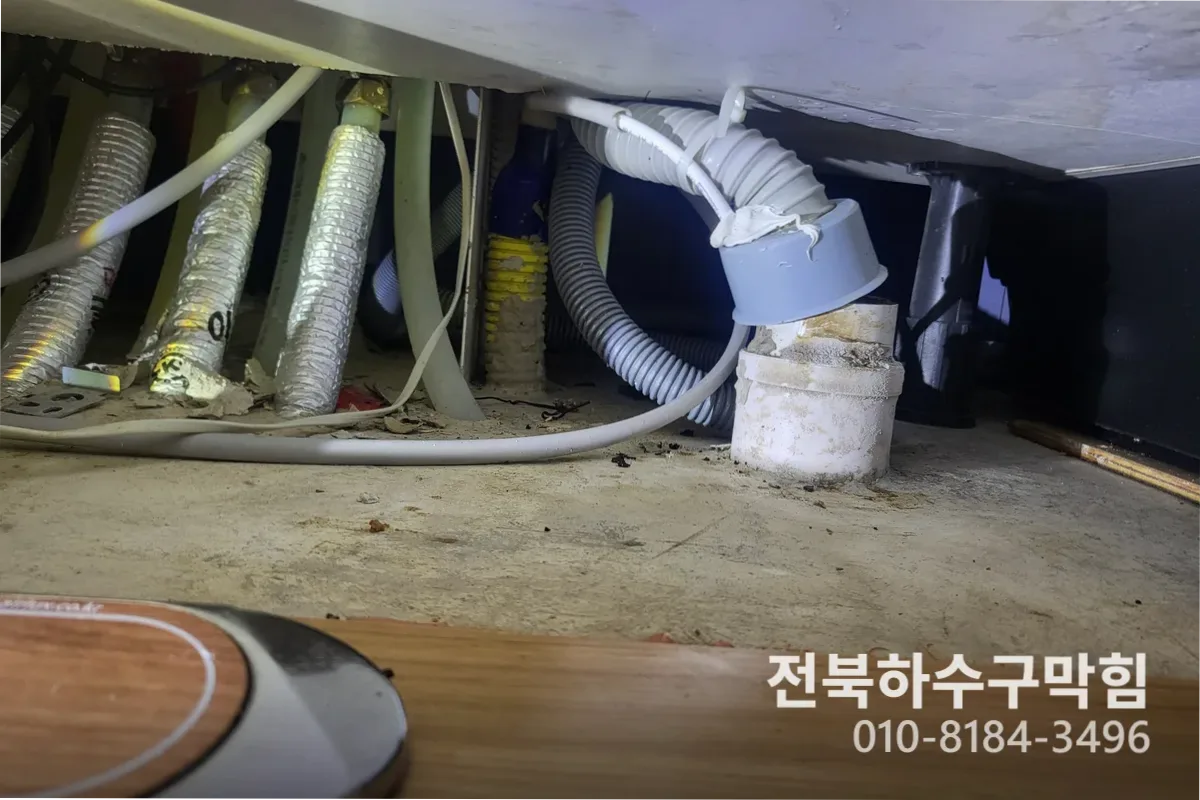 전주시 송천동 에어컨배관세척 작업 완료 후 정상 배수 확인 (에어컨곰팡이)