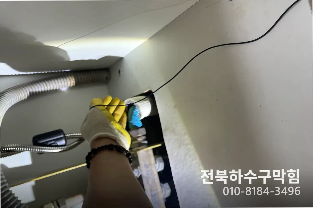 전주시 송천동 에어컨배관세척 작업 완료 후 정상 배수 확인 (에어컨세척)