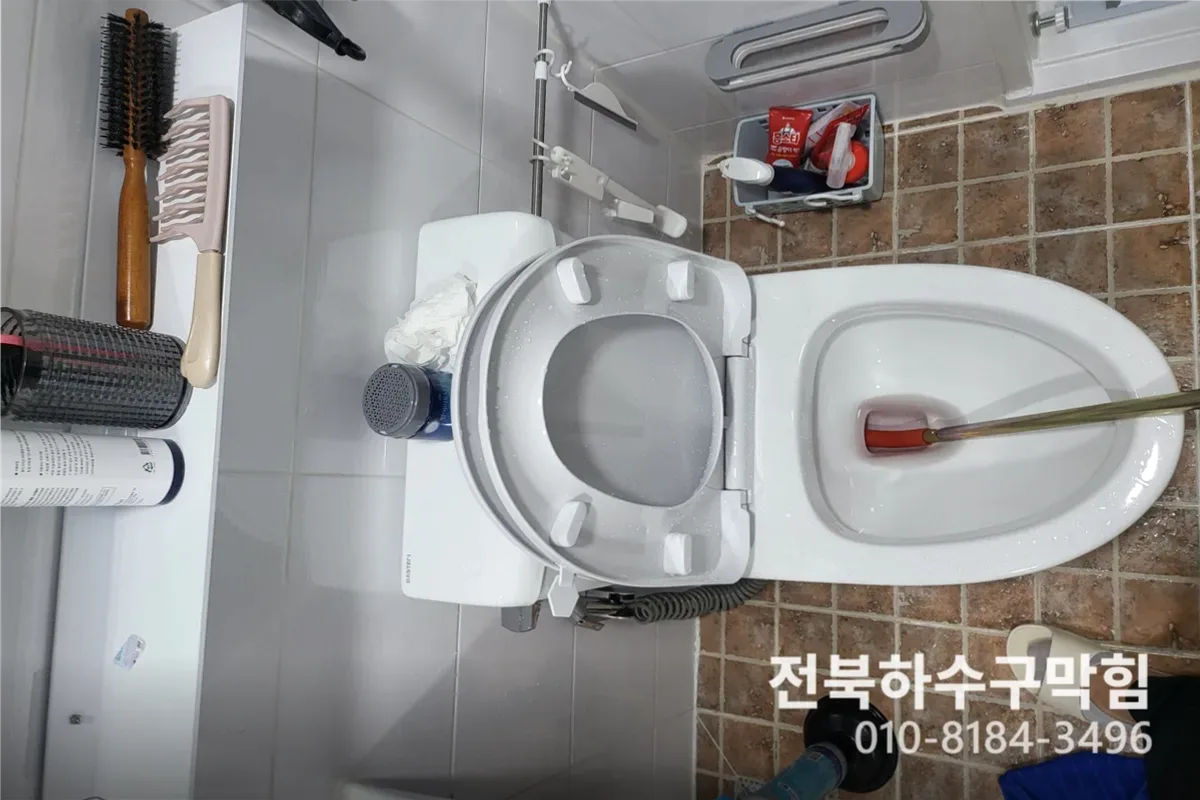 군산시 수송동 배수구막힘 전문 장비 투입 작업 중 (5번)