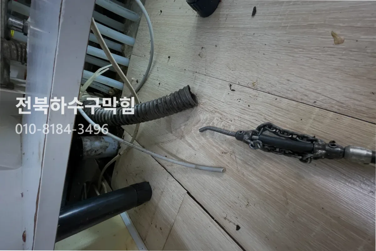 군산시 조촌동 배수구막힘 작업 완료 후 정상 배수 확인 (조촌동배수구뚫는)