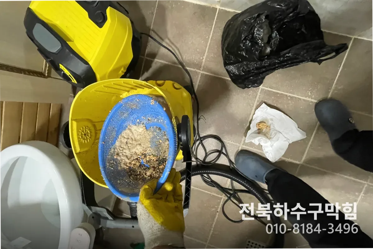 익산시 어양동 배수구막힘 작업 완료 후 정상 배수 확인 (배수구뚫음)