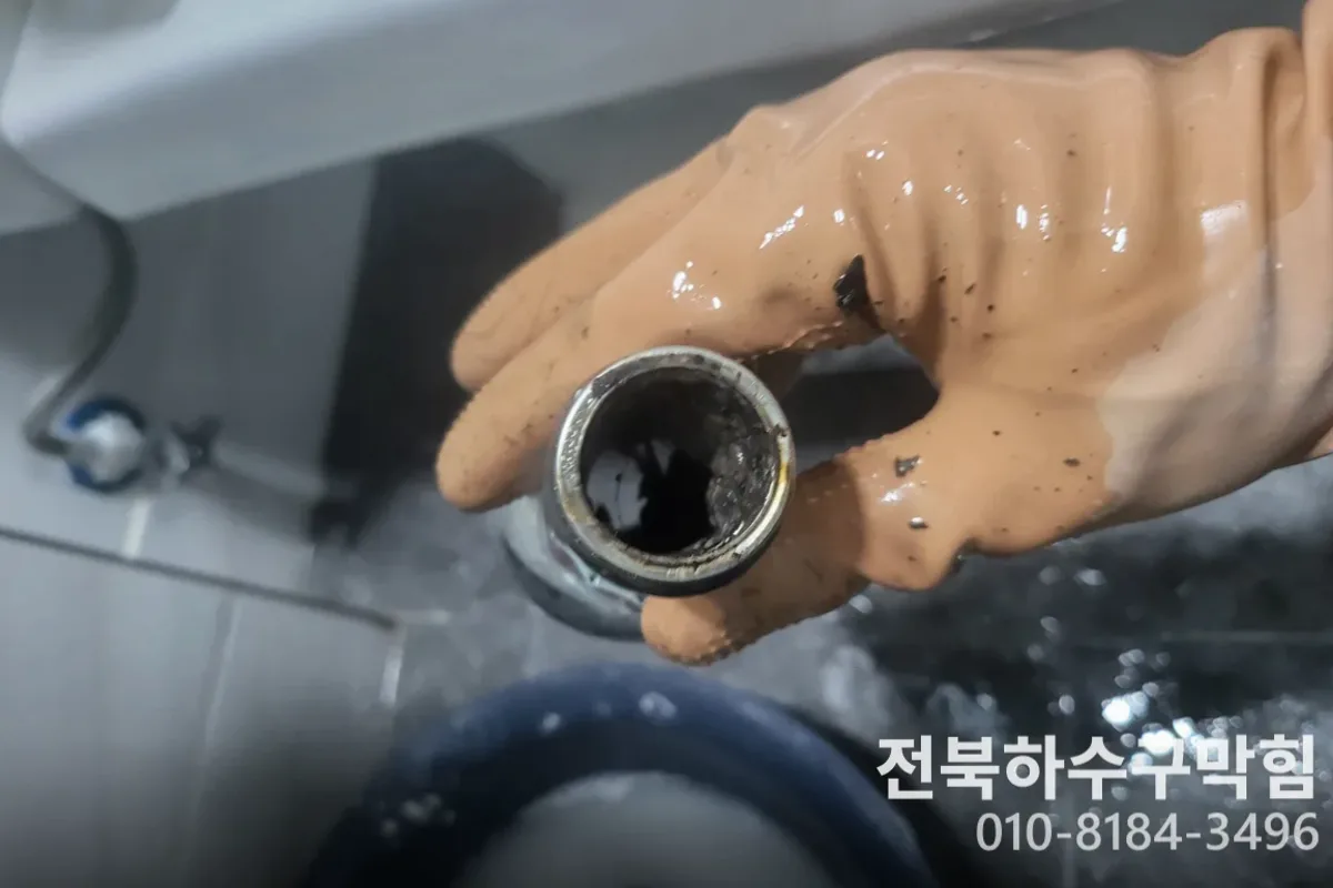전주시 덕진동 배수구막힘 24시배수구뚫기 전문 장비 투입 작업 중 (덕진동배수구냄새)