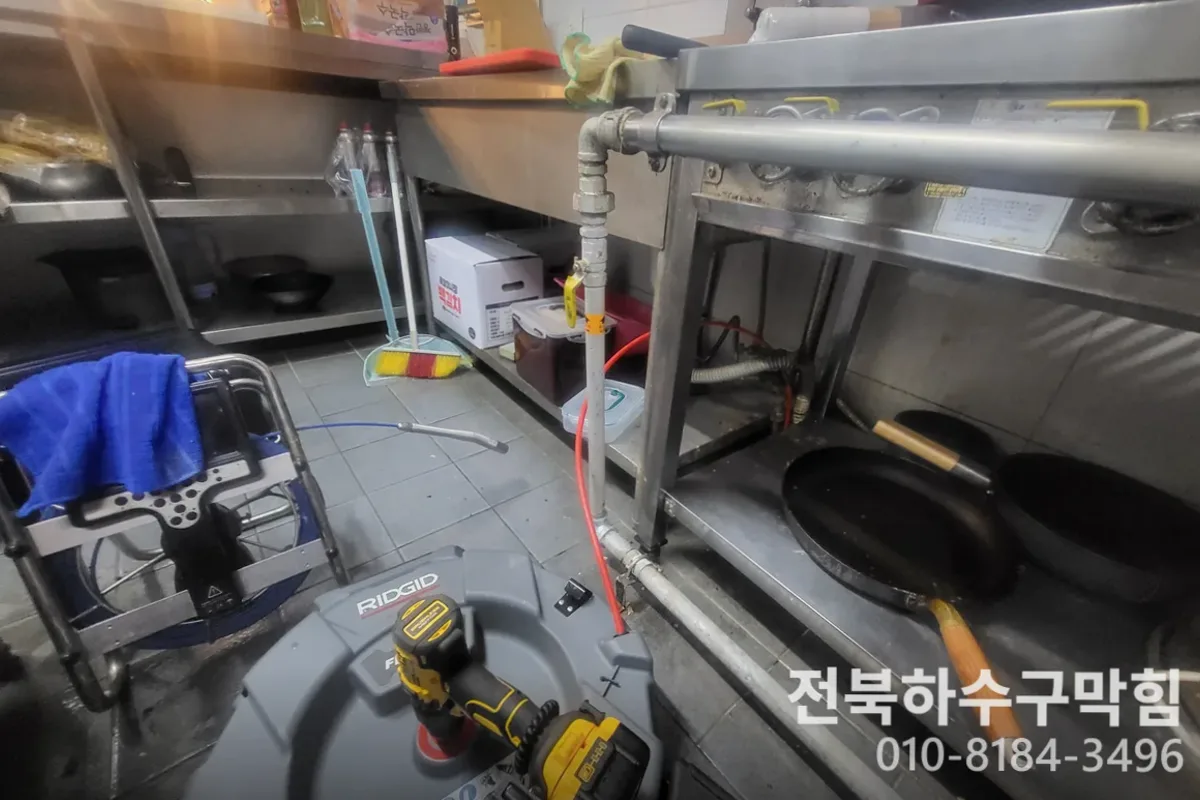 전주시 삼천동 배수구막힘 배수구청소 작업 완료 후 정상 배수 확인 (100)