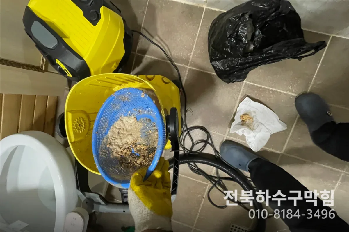 전주시 송천동 배수구막힘 전문 장비 투입 작업 중 (배수구야간)