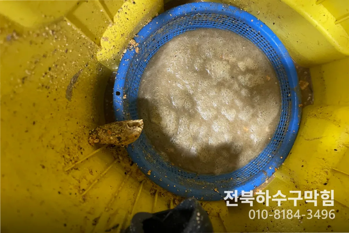 전주시 송천동 배수구막힘 작업 완료 후 정상 배수 확인 (배수구야간)