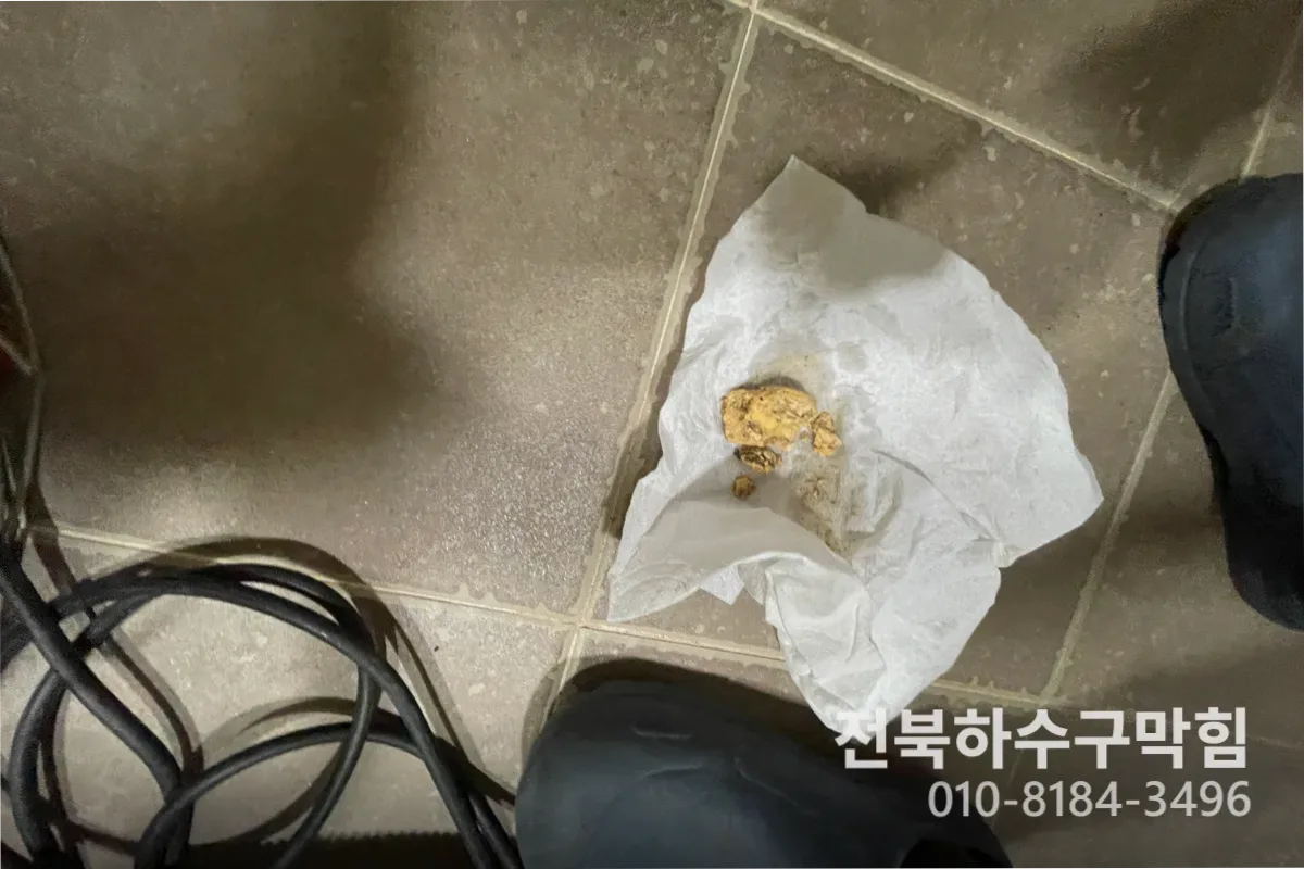 전주시 진북동 배수구막힘 작업 완료 후 정상 배수 확인 (배수구뚫기)