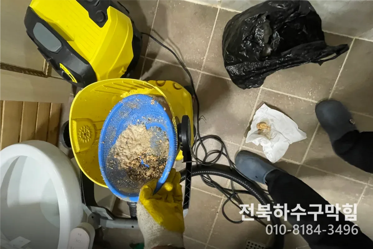 전주시 효자동 하수구막힘 전문 장비 투입 작업 중 (아파트)