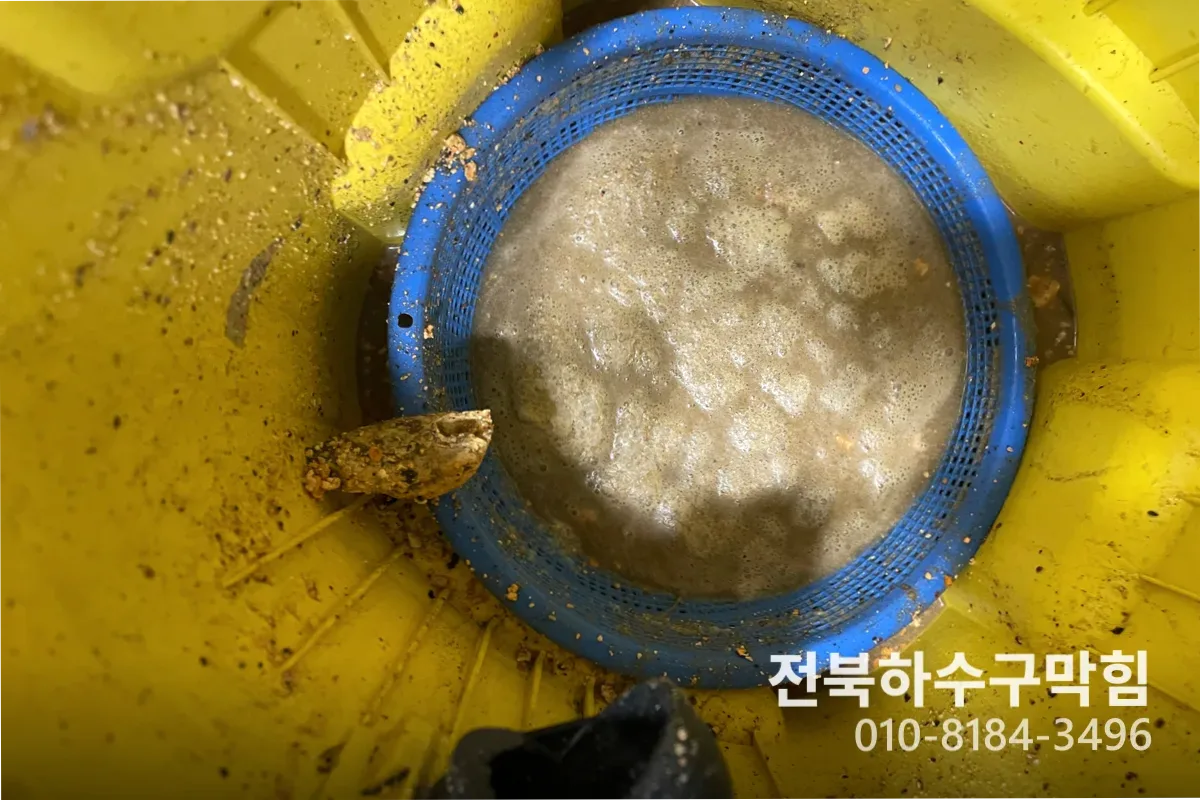 군산시 수송동 배관수리 작업 완료 후 정상 배수 확인 (6배)