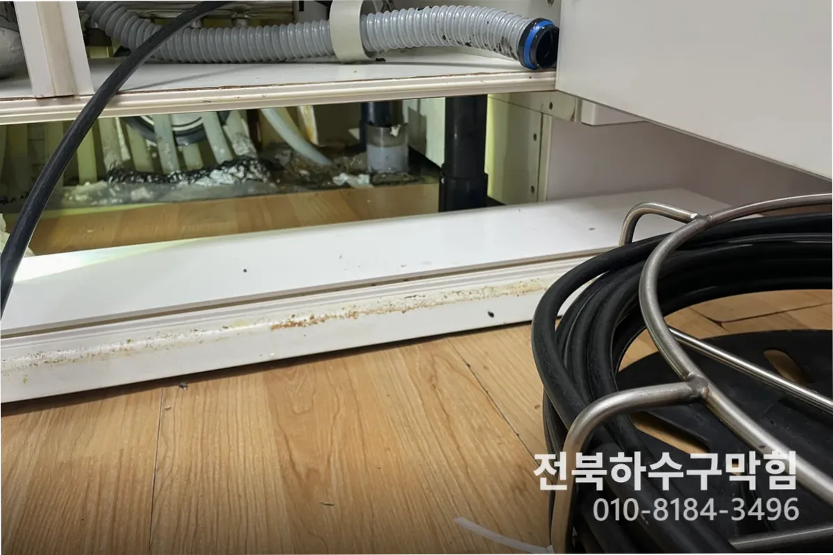 전주시 삼천동 싱크대막힘 전문 장비 투입 작업 중 (싱크대뚫는법)