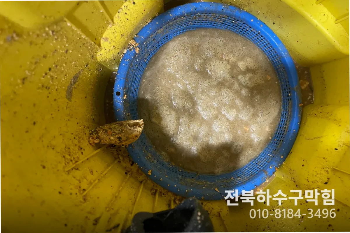 전주시 서신동 싱크대막힘 싱크대물안빠짐 전문 장비 투입 작업 중 (씽크대냄새)