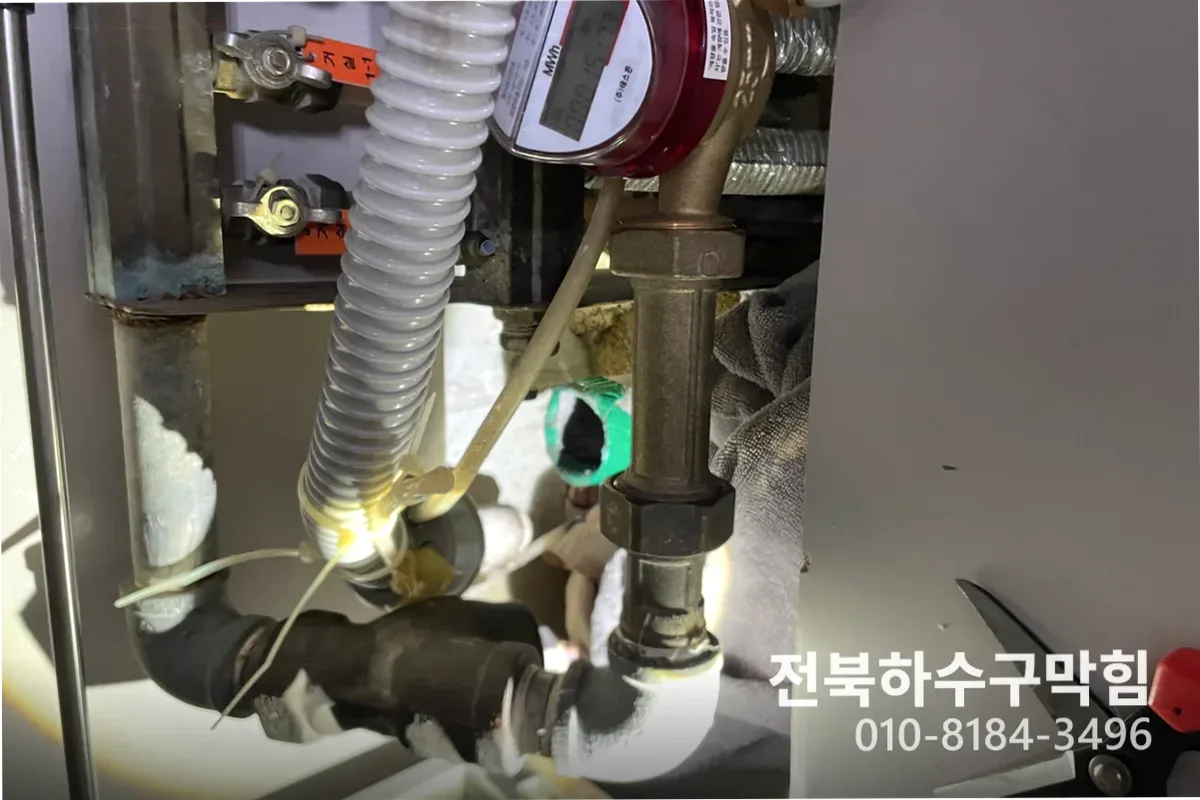 전주시 서신동 싱크대막힘 싱크대뚫어주는곳 전문 장비 투입 작업 중 (서신동싱크대청소업체)