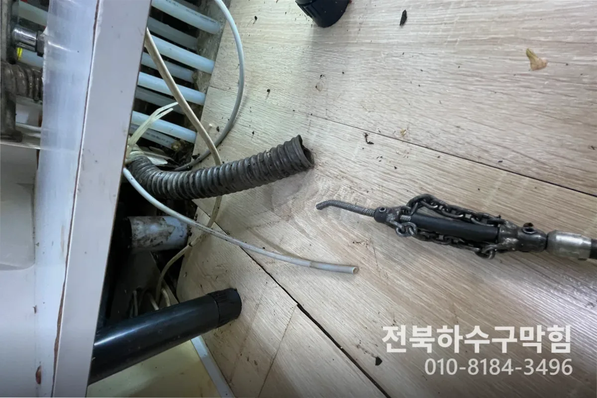 전주시 서신동 싱크대막힘 싱크대물안빠짐 작업 완료 후 정상 배수 확인 (씽크대냄새)