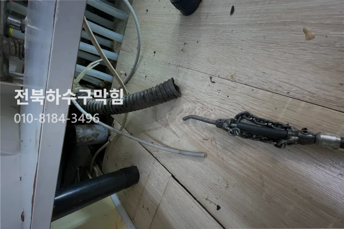전주시 서신동 싱크대막힘 작업 완료 후 정상 배수 확인 (싱크대야간출장)