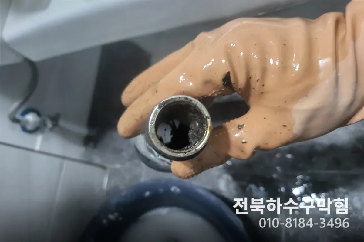 전주시 서신동 싱크대막힘 싱크대청소비용 작업 완료 후 정상 배수 확인 (씽크대하부장냄새)