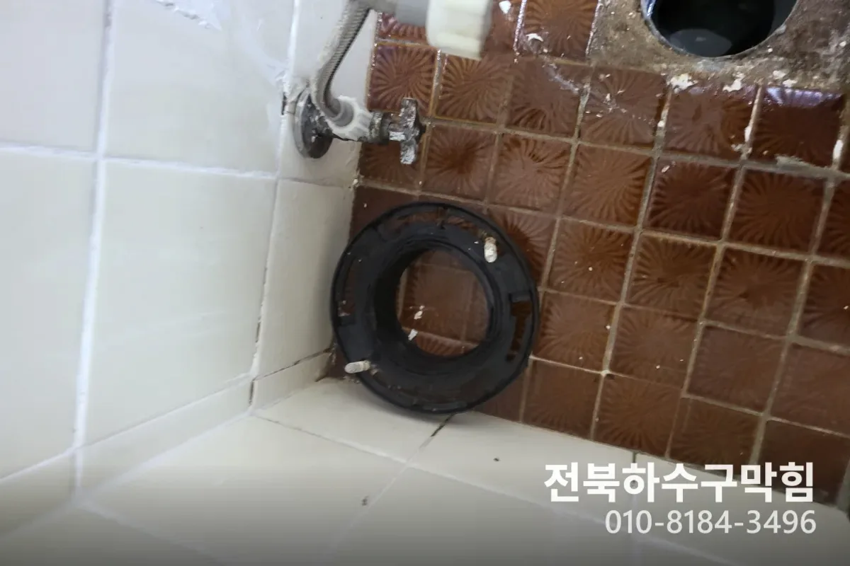 전주시 서신동 싱크대막힘 작업 완료 후 정상 배수 확인 (서신동싱크대하부장냄새)