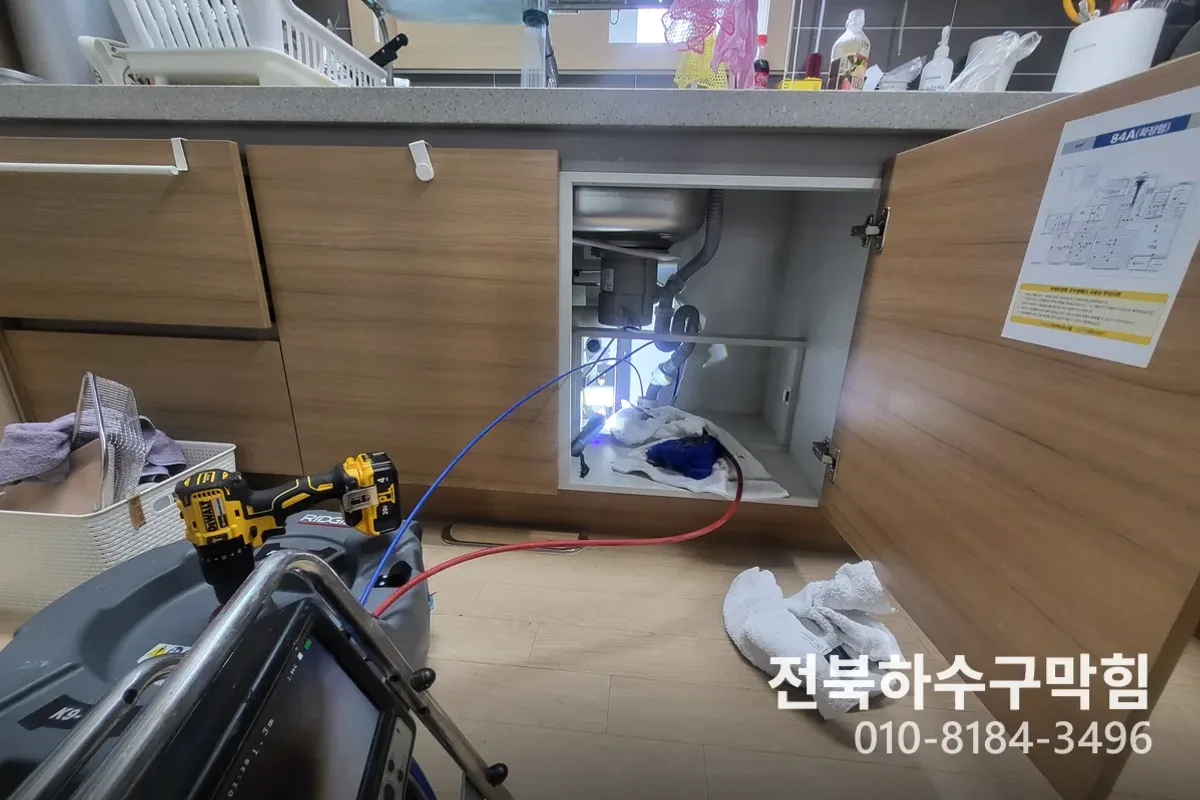 군산시 나운동 변기막힘 전문 장비 투입 작업 중 (100)