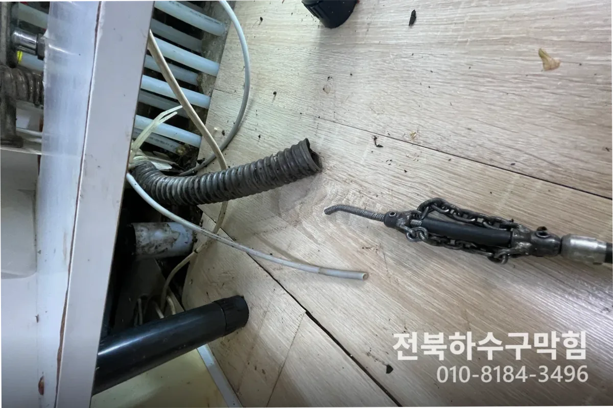 군산시 미성동 변기막힘 변기업체 전문 장비 투입 작업 중 (미성동변기긴급출동)