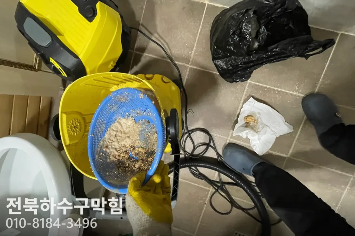 군산시 미성동 변기막힘 변기뚫음비용 작업 완료 후 정상 배수 확인 (변기냄새)