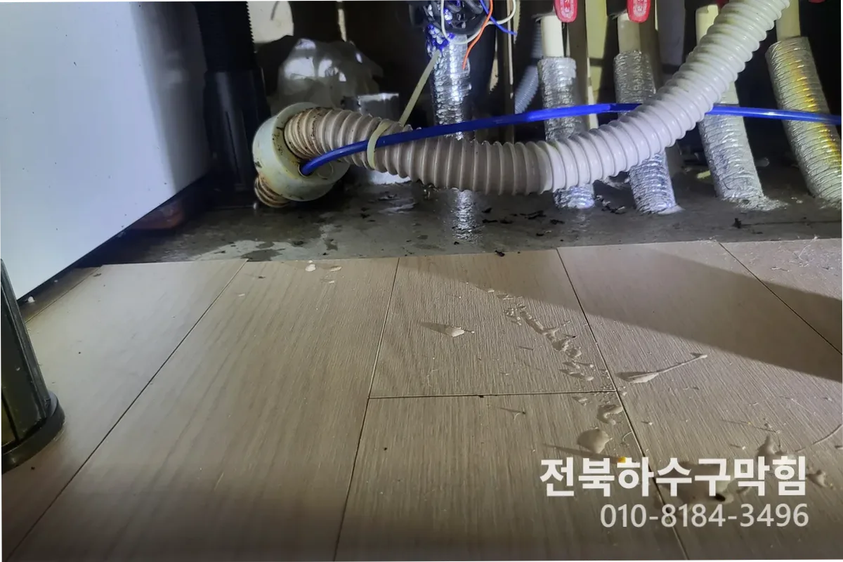 군산시 미성동 변기막힘 변기물안내려감 작업 완료 후 정상 배수 확인 (100)