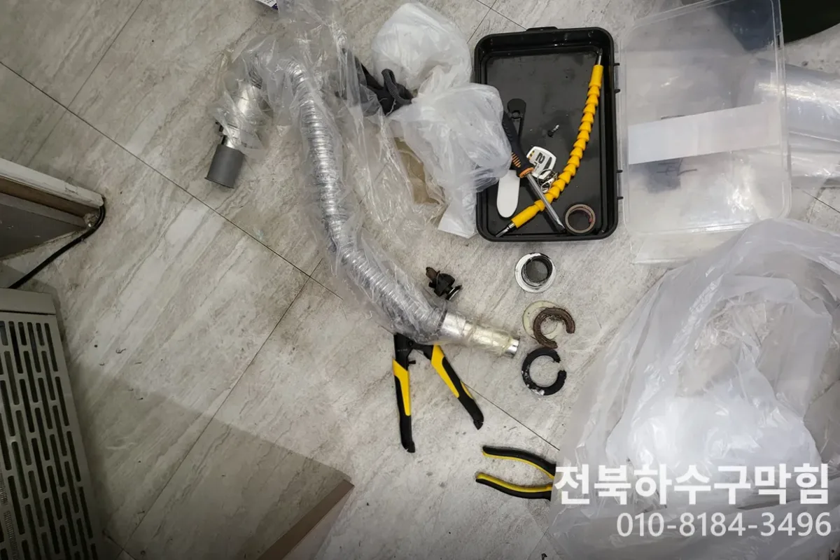 군산시 소룡동 변기막힘 변기뚫는업체 전문 장비 투입 작업 중 (30분)