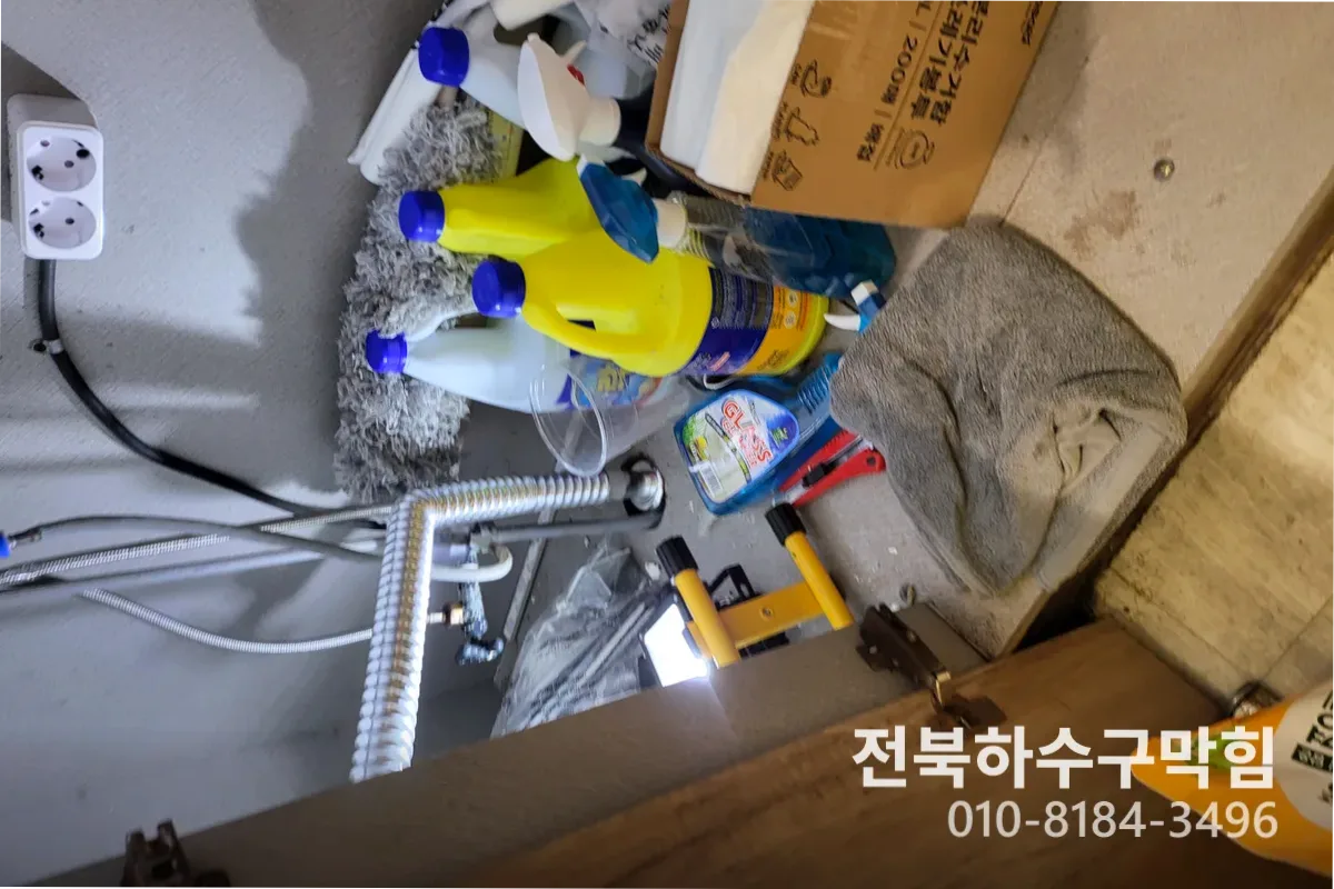 군산시 수송동 변기막힘 전문 장비 투입 작업 중 (변기역류)