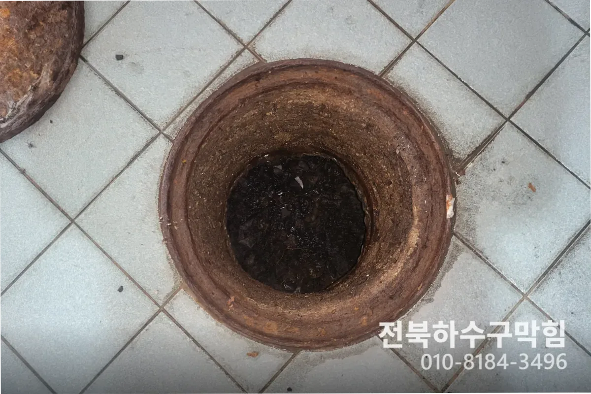 군산시 조촌동 변기막힘 작업 완료 후 정상 배수 확인 (3번)