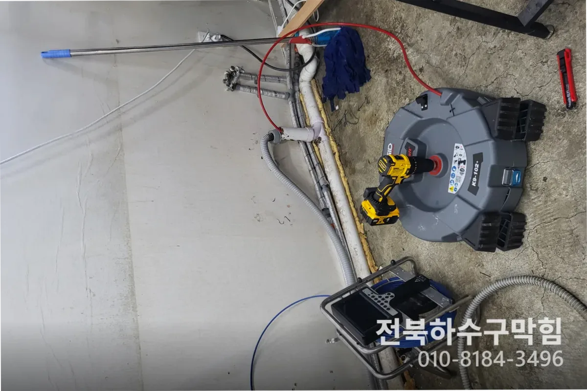 익산시 신동 변기막힘 변기물넘침 전문 장비 투입 작업 중 (변기뚫는)