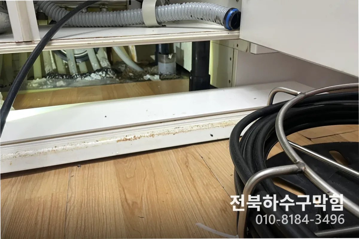 익산시 신동 변기막힘 작업 완료 후 정상 배수 확인 (야간변기뚫기)