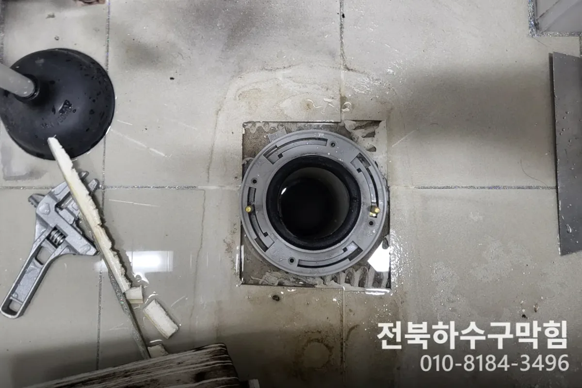 익산시 어양동 변기막힘 변기냄새제거 전문 장비 투입 작업 중 (30분)
