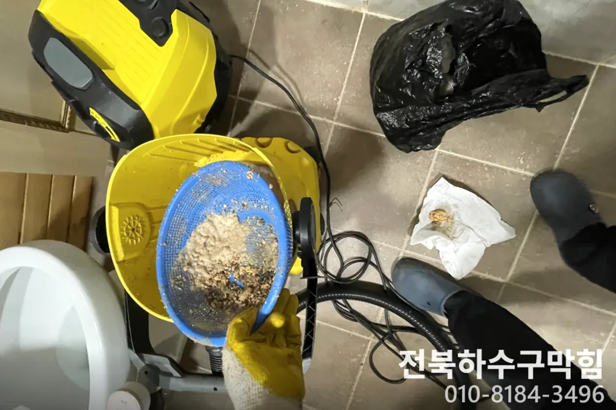 익산시 어양동 변기막힘 변기냄새제거 작업 완료 후 정상 배수 확인 (30분)
