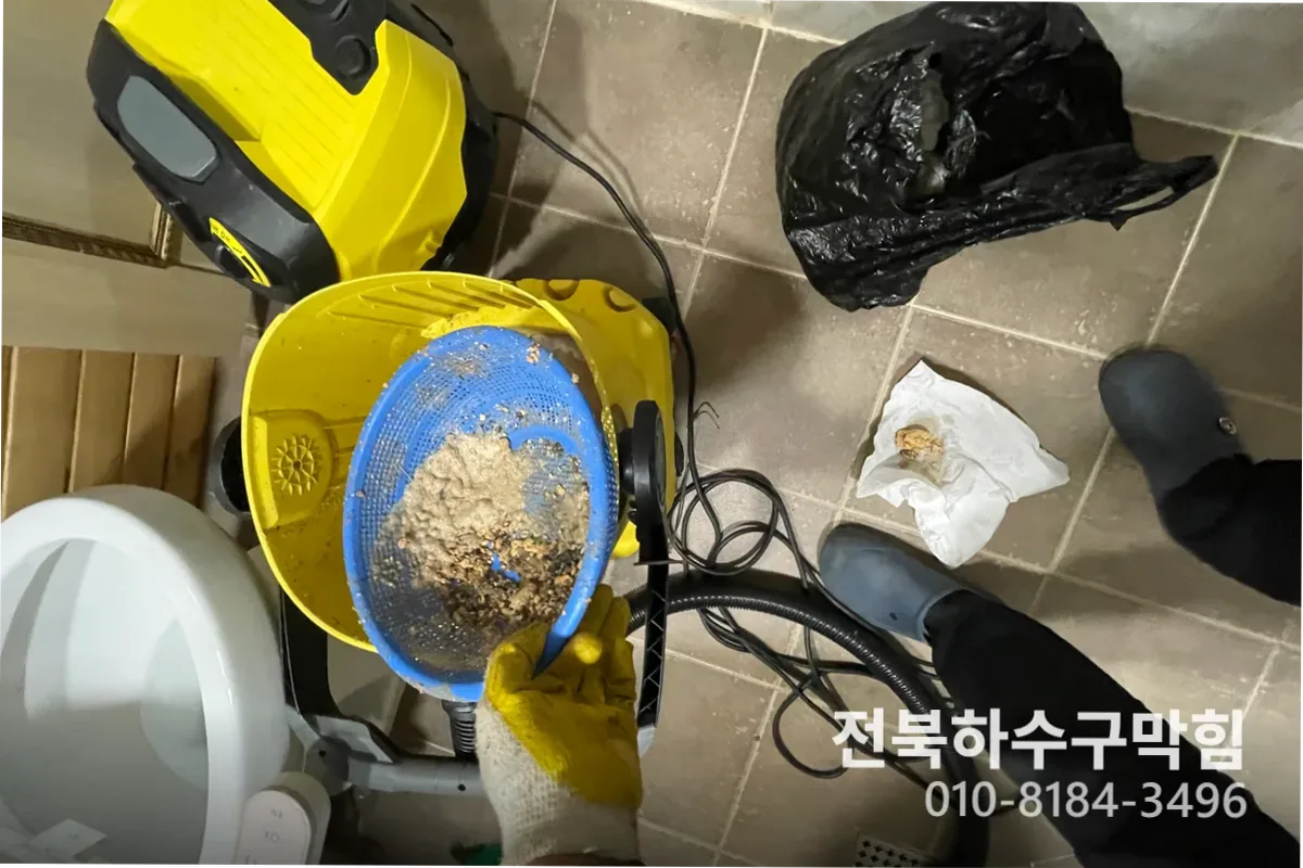 전주시 덕진동 변기막힘 작업 완료 후 정상 배수 확인 (변기뚫는업체)