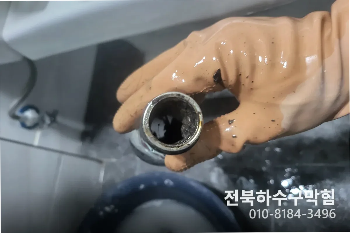 전주시 삼천동 변기막힘 작업 완료 후 정상 배수 확인 (30분)