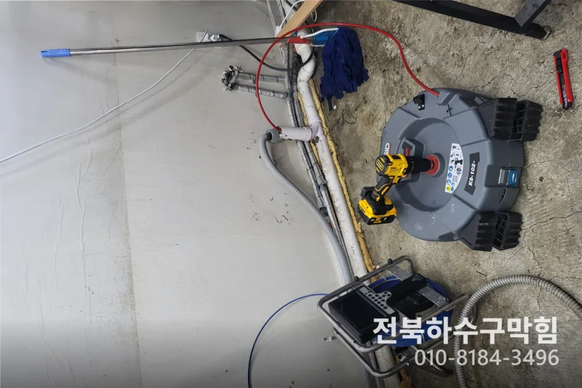 전주시 서신동 변기막힘 변기수리업체 전문 장비 투입 작업 중 (화장실변기냄새)