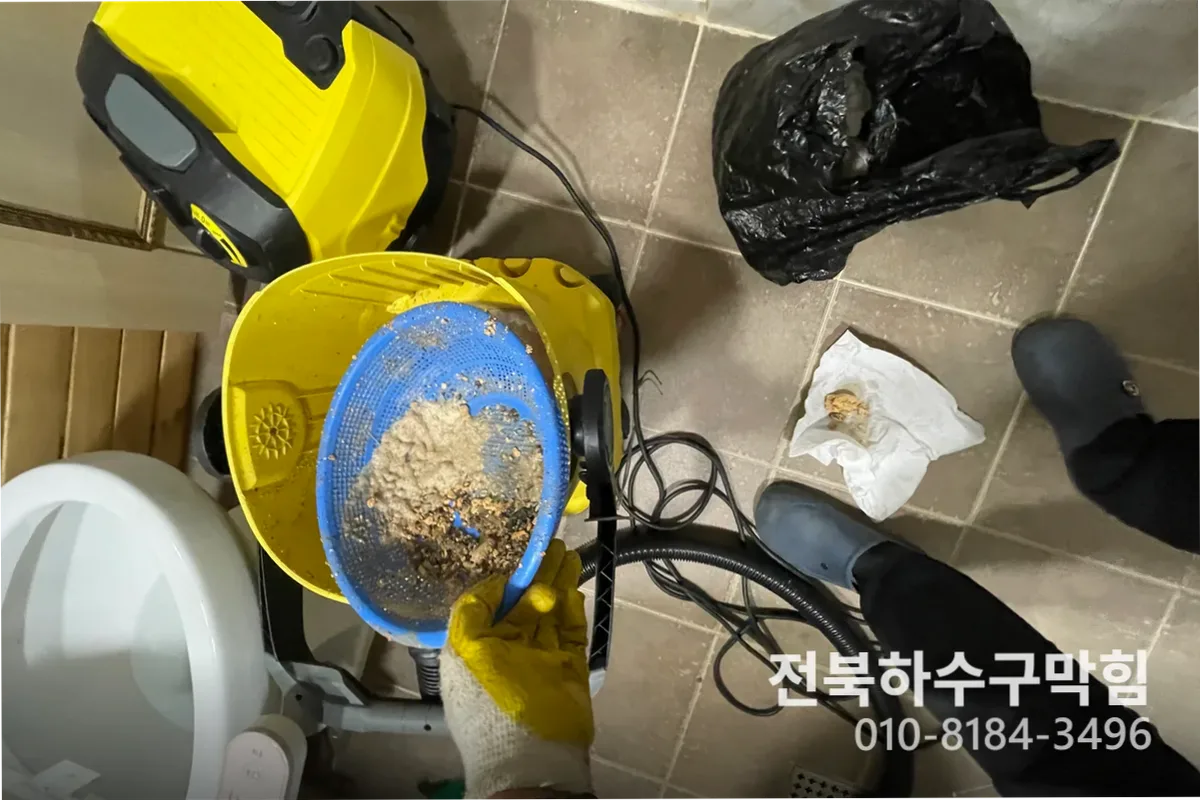 전주시 송천동 변기막힘 전문 장비 투입 작업 중 (송천동변기물안내려감)