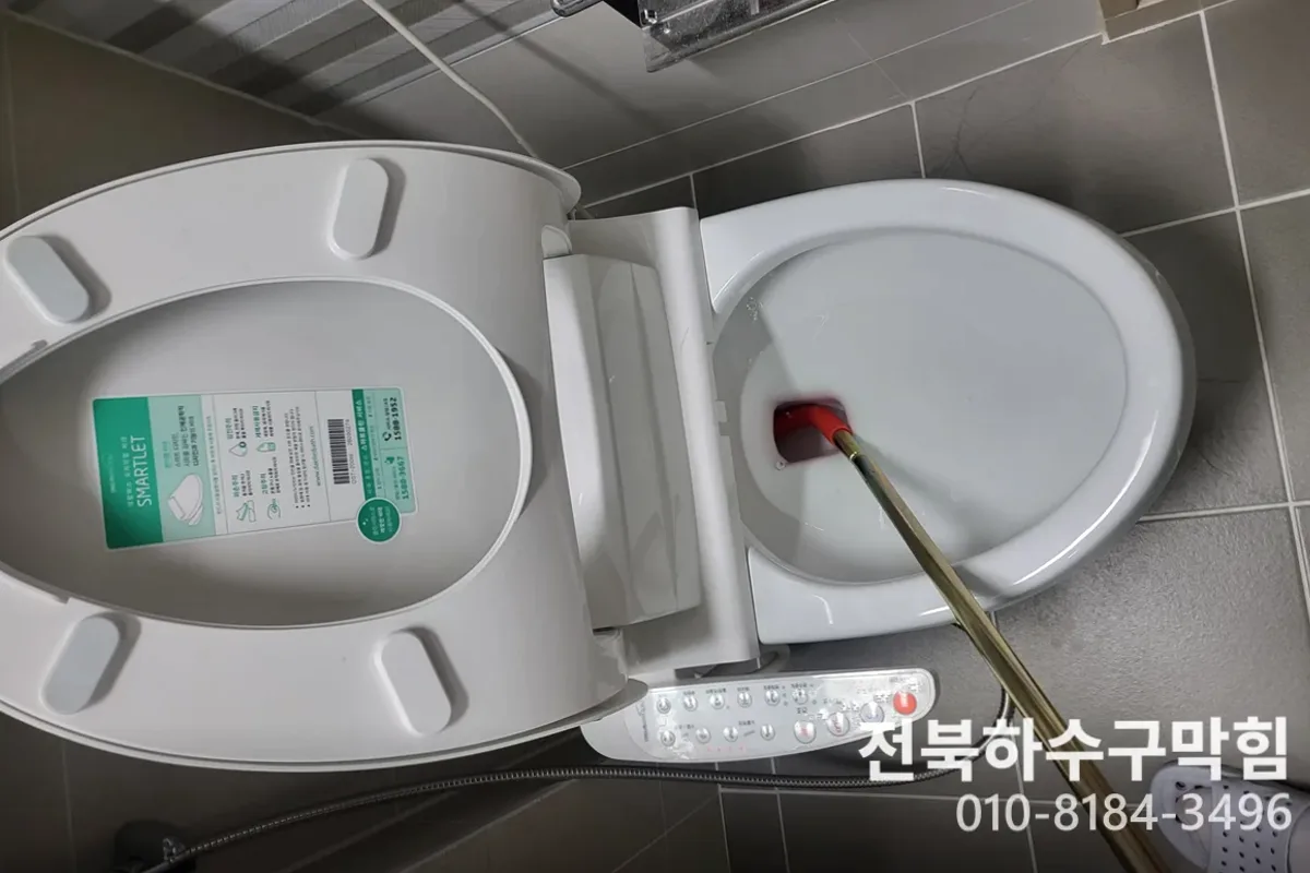 전주시 송천동 변기막힘 변기냄새 전문 장비 투입 작업 중 (변기수리업체)
