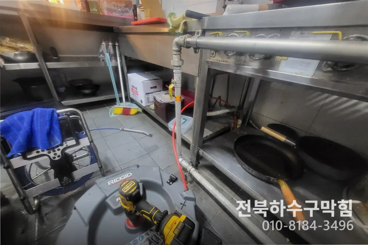 전주시 효자동 변기막힘 변기뚫기 전문 장비 투입 작업 중 (소변기막힘)
