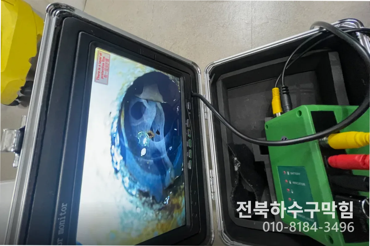 전주시 효자동 변기막힘 변기청소 전문 장비 투입 작업 중 (100)