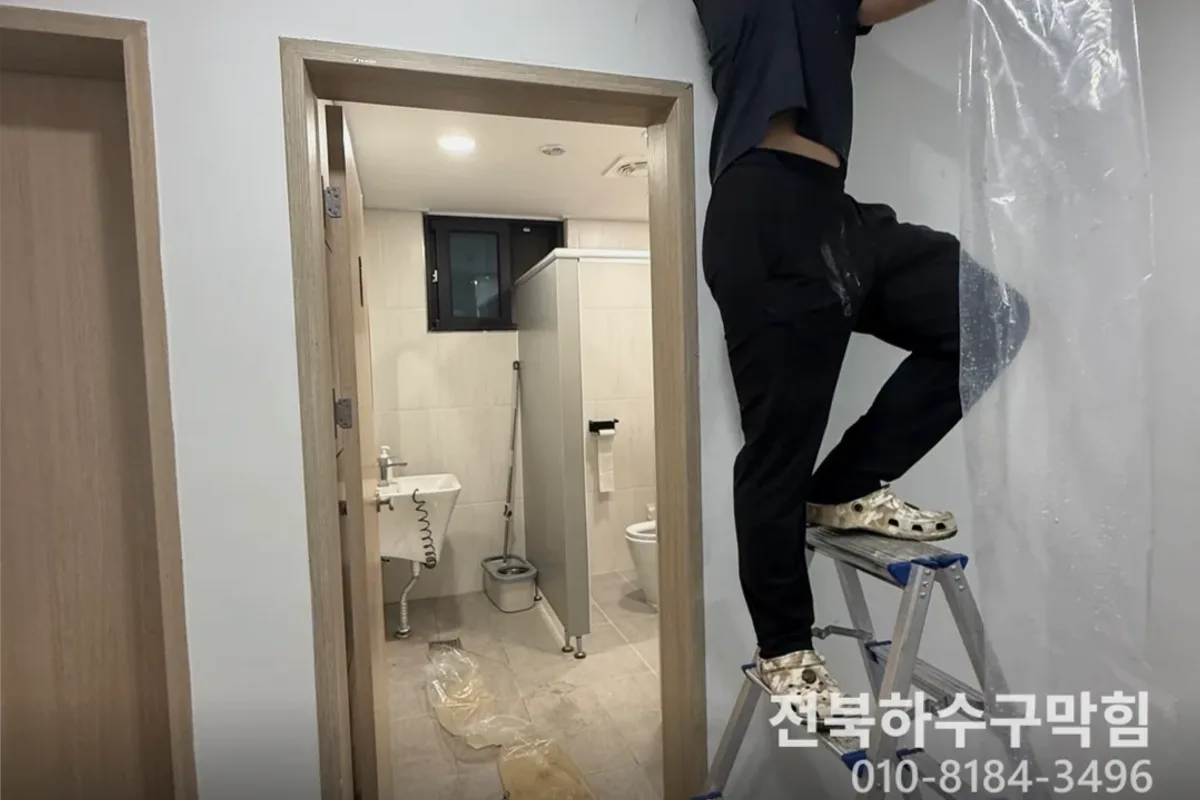 전주시 효자동 변기막힘 변기뚫기 작업 완료 후 정상 배수 확인 (소변기막힘)