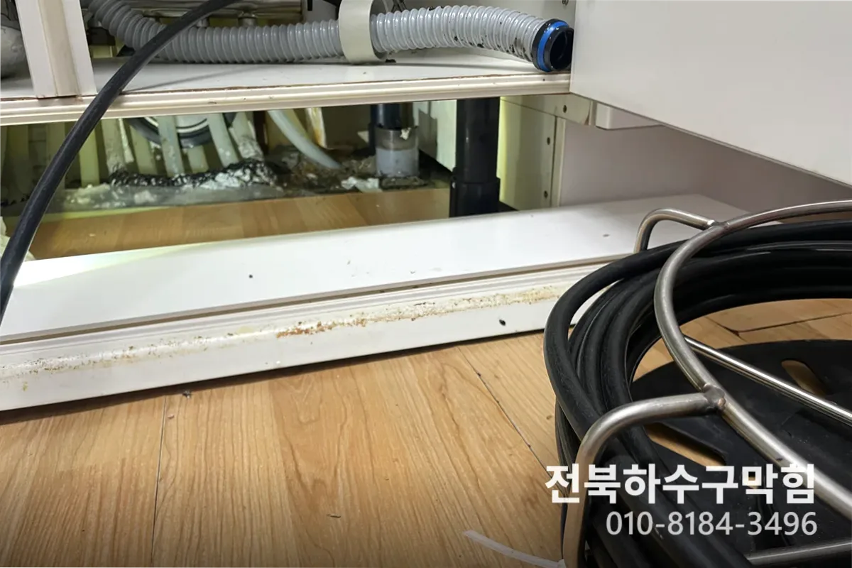 전주시 효자동 변기막힘 변기청소 작업 완료 후 정상 배수 확인 (100)